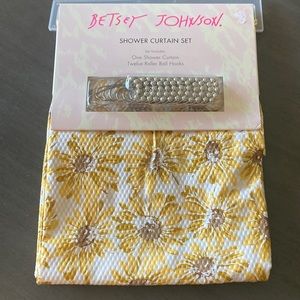 NEW Betsey Johnson “Sunflower Field” shower curtain + hooks set